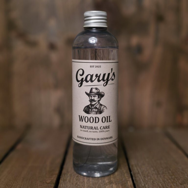 Gary’s Wood Oil – olie til skærebrætter i en flaske på et træbord