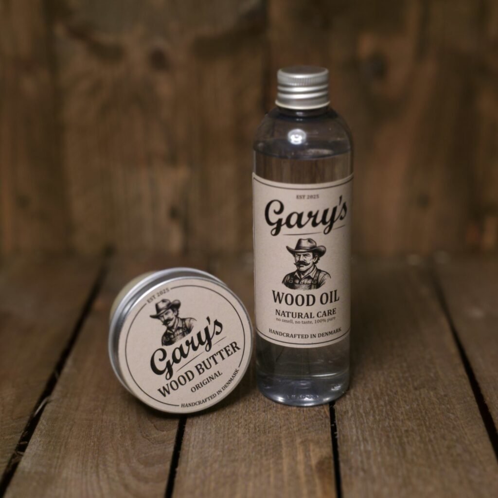 Gary’s Wood Oil-flaske og Wood Butter-dåse på træplanker