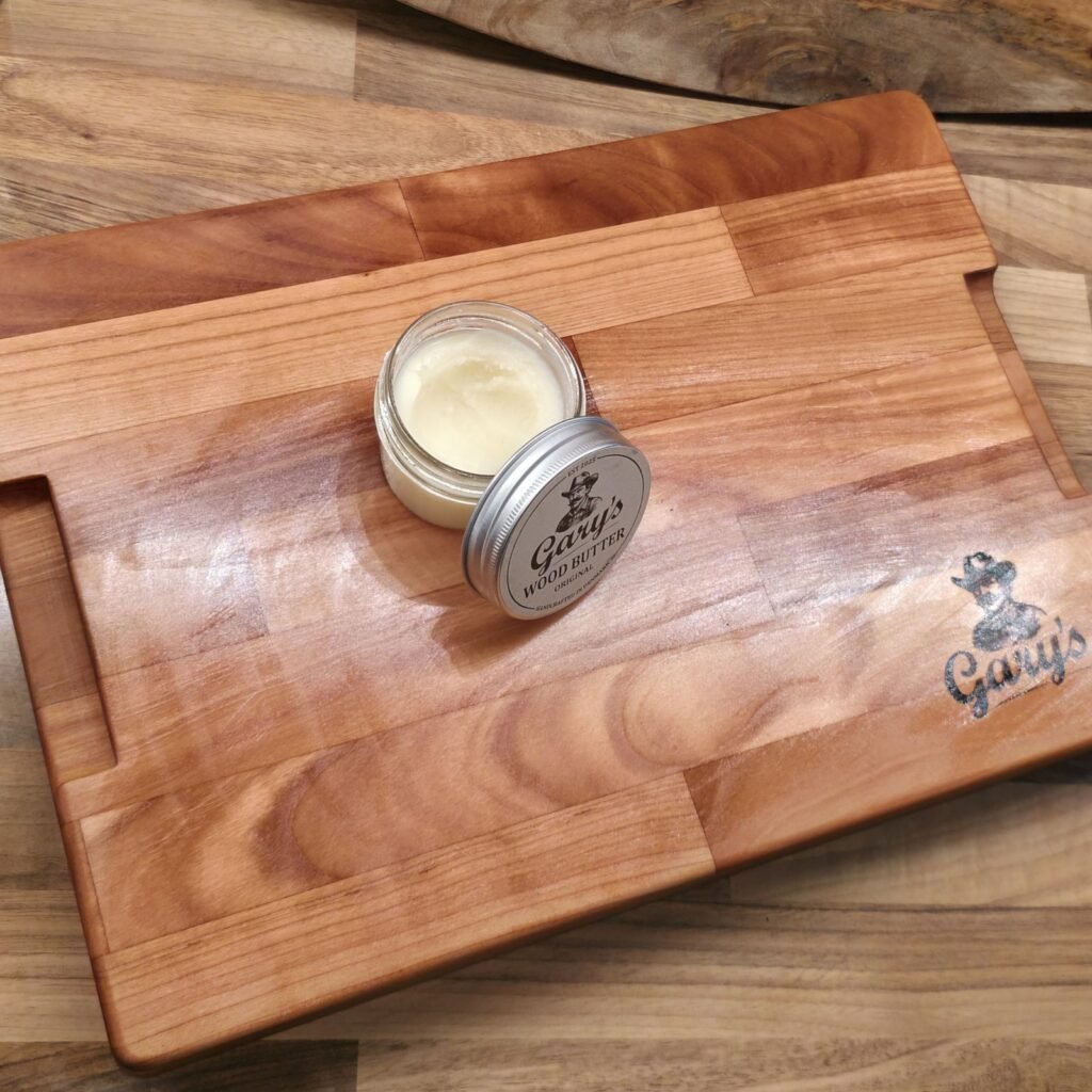 Åben dåse Gary’s Wood Butter på et træskærebræt